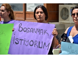 Şiddet Gördüğü Eşinden Boşanmak İsteyen Kadın Adliye Önünde Eylemini Sürdürdü