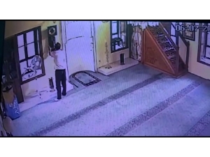 Önce Namaz Kıldı, Sonra Camideki Tarihi Saati Çaldı...o Anlar Kamerada