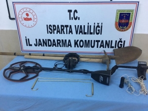 Isparta’da Kaçak Kazıya Jandarma Baskını: 3 Gözaltı
