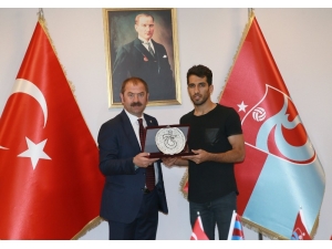 Trabzonspor’dan Vahid Amiri’ye Veda Plaketi