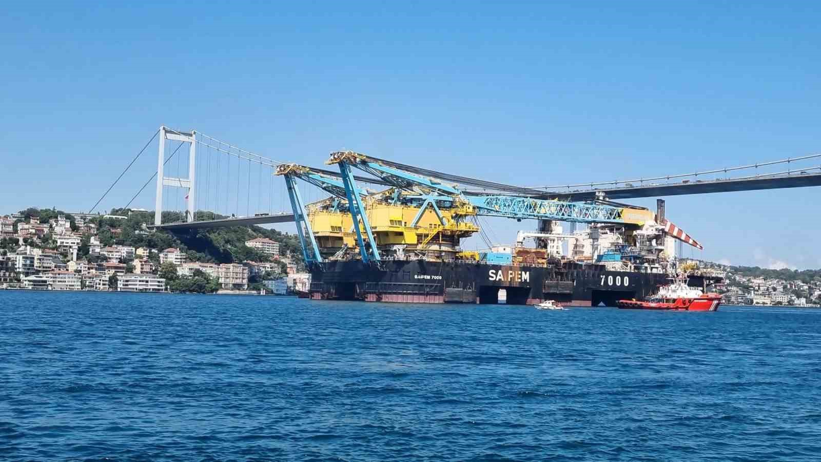 dunyanin-en-buyuk-3-uncu-vinc-gemisi-saipem-7000-istanbul-bogazi-ndan-gecti