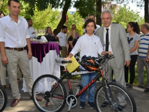 Başkan Mızraklı Lgs Birincilerine Bisiklet Hediye Etti