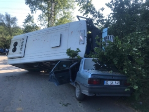 Freni Patlayan Yolcu Minibüsü Otomobile Çarptı: 2 Yaralı