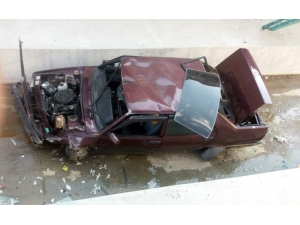 Park Halindeki Araca Çarpıp Kurumuş Dereye Uçtu