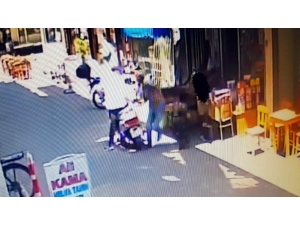 Silah Satıcısını Bacağından 4 Kez Vurdu, Kurşunların Arasında Kalan Müşteri Ölümden Kıl Payı Kurtuldu