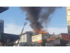 Şişli’de 5 Katlı Binanın Çatısında Korkutan Yangın