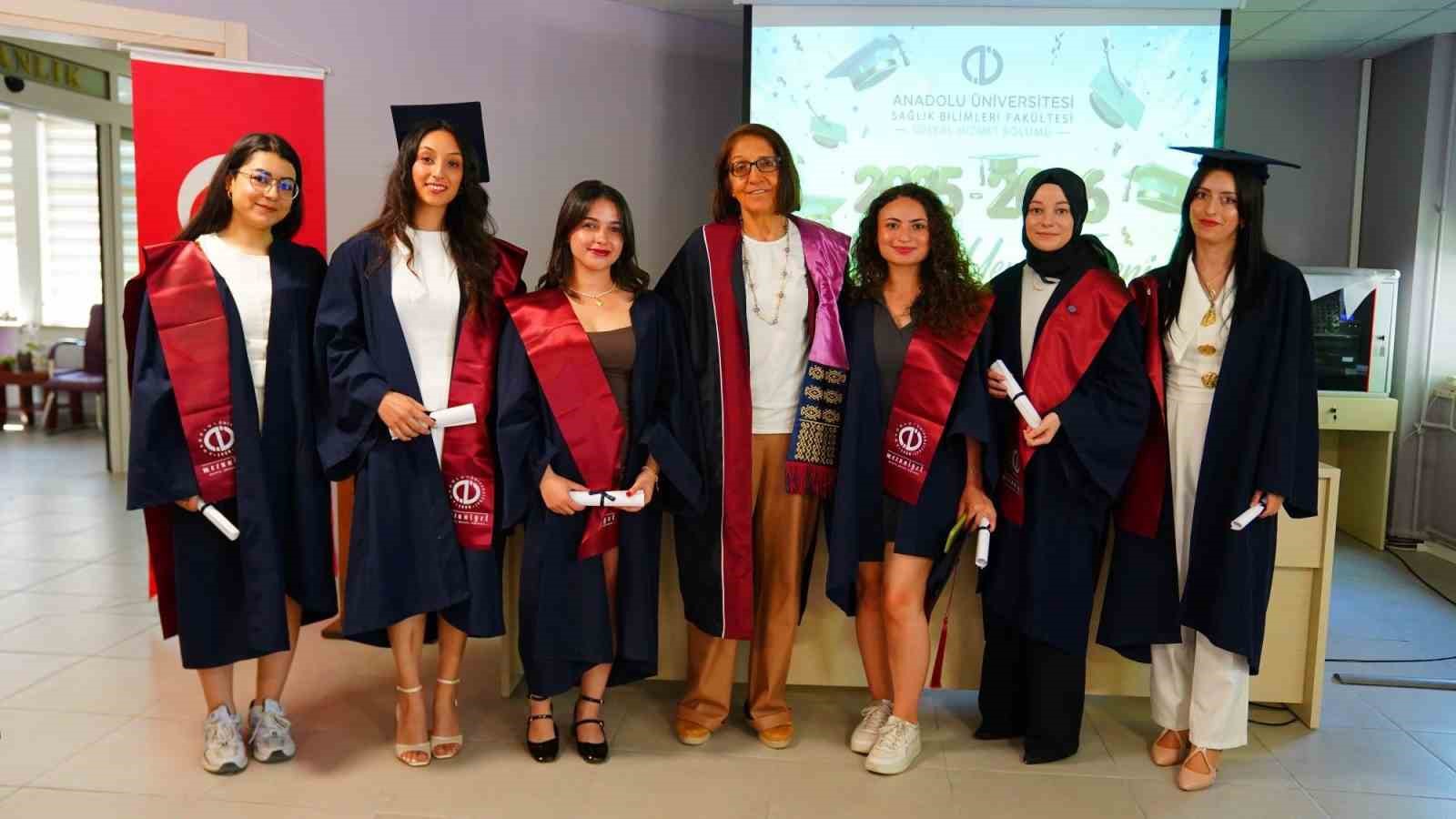 sosyal-hizmet-bolumu-ogrencileri-mesleki-yeminlerini-ederek-mezun-oldu