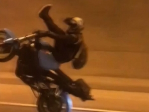 Dolmabahçe Tüneli’nde Motosikletli Maganda Deponun Üstüne Oturup Tek Tekerlek Üzerinde Gitti