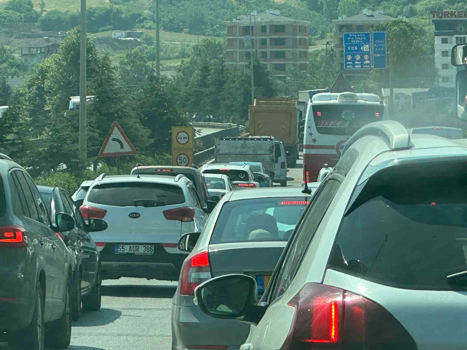 sehir-hastanesi-kavsak-calismasi-trafigi-kilitledi-kilometrelerce-arac-kuyrugu