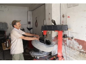 Oto Lastikçinin Kargayla Dostluğu Görenleri Şaşırtıyor