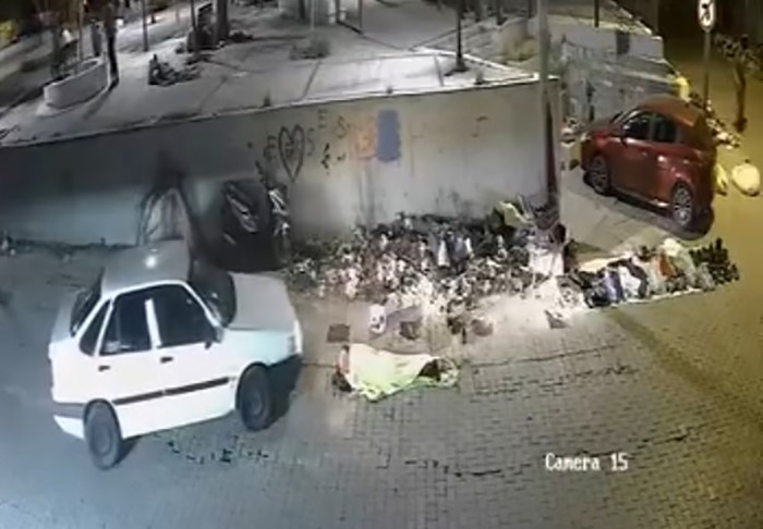 kaldirimda-uyuyani-fark-etmedi-uzerinden-otomobille-gecti-o-anlar-kamerada