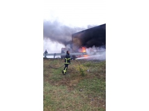 Lastiği Alev Alan Tırdaki Yangını İtfaiye Büyümeden Söndürdü