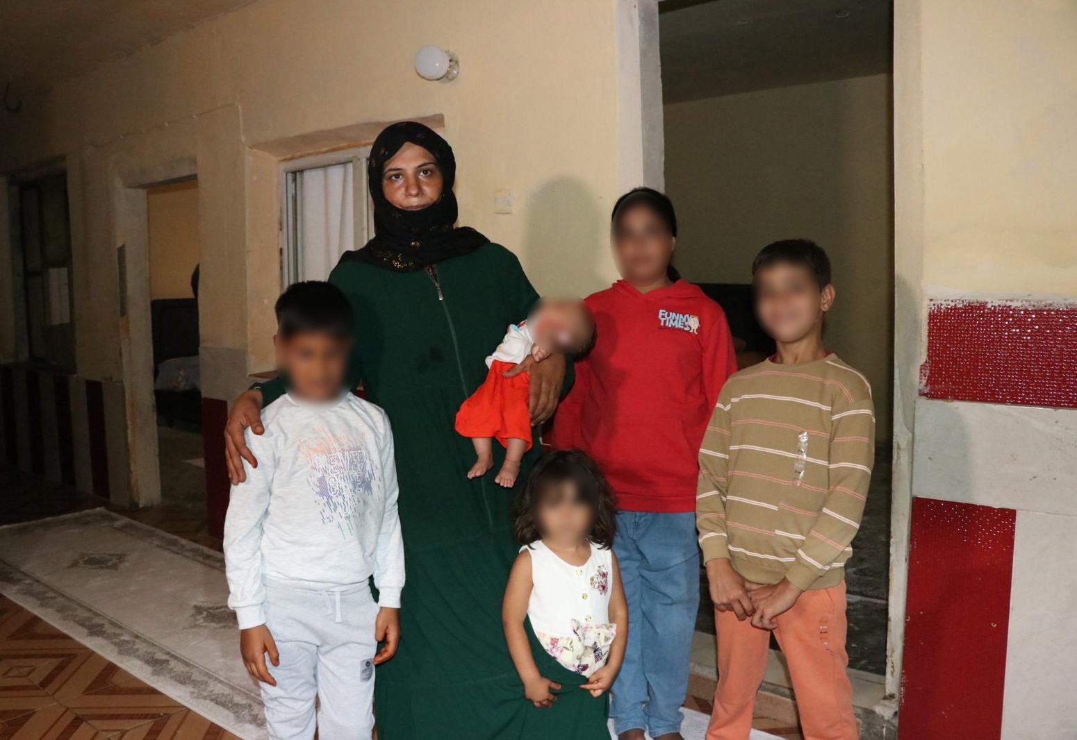 dolandirilip-sokakta-kalan-5-cocuklu-aile-icisleri-bakani-nin-talimatiyla-eve-yerlestirildi