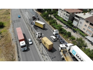 Beylikdüzü Ambarlı Liman Yolunda Rot Kolu Kırılan Tır Bariyerlere Çarptı. Kaza Nedeniyle Yol Tamamen Trafiğe Kapatılırken, Bölgede Yoğunluk Oluştu. Ekiplerin Tırı Kaldırma Çalışması Sürüyor.