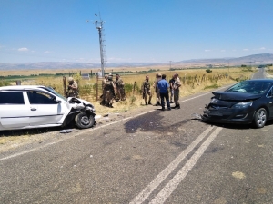 Otomobiller Kafa Kafaya Çarpıştı: 7 Yaralı