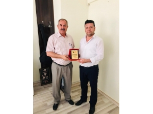 Gercüş Spor Kulübü Başkanı Günaydın’dan Hem Müdürü Taşpınar’a Plaket