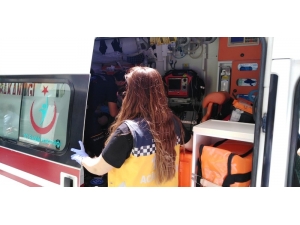 Motosiklet Yayaya Çarptı: 1 Yaralı