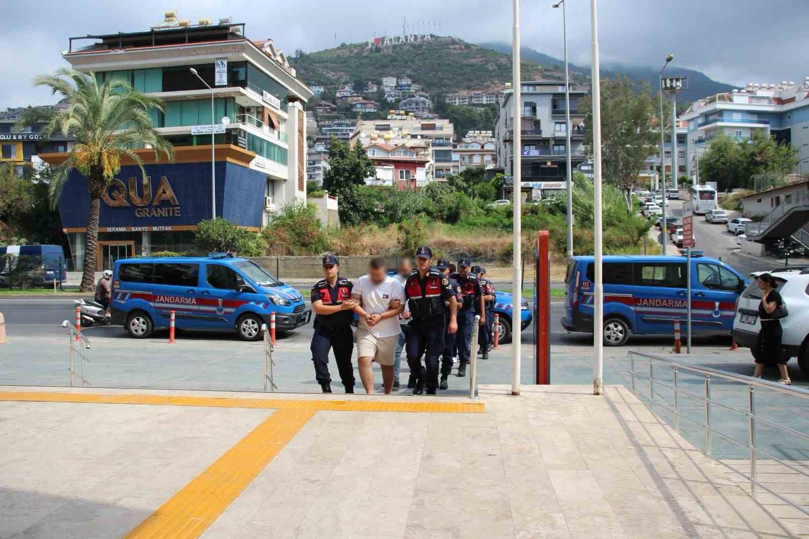 alanya-da-emlak-ofisini-kursunlayan-2-supheli-tutuklandi