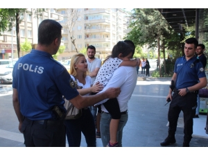 Annesine Gitmek İstemeyen Çocuğun Çığlıkları Sokağı İnletti