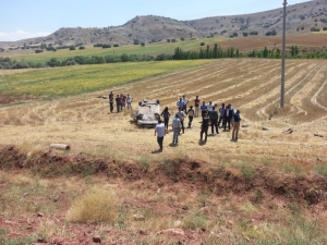 Otomobil Şarampole Devrildi: 3 Ölü