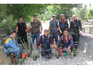 Şuhut İlçe Mezarlığında Çevre Düzenleme Çalışması Yapıldı