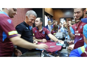 Ahmet Ağaoğlu, Ts Clup Mağazasında Forma Satışı Yapıp, İmza Dağıttı