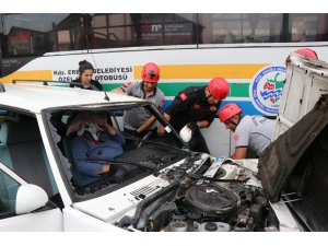 Kaza Yaptığı Otomobilde Sıkışan Kadın Böyle Kurtarıldı