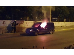 Karaman’da Park Halindeki Hafif Ticari Araç Yandı