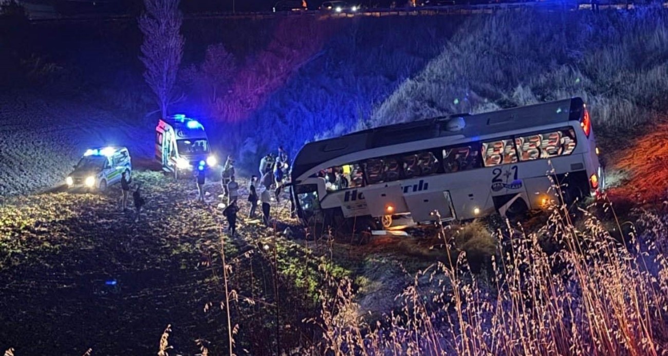 amasya-da-yolcu-otobusu-sarampole-uctu-24-yarali