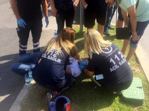 Kafasını Yere Çarpan Motosiklet Sürücüsü Kask Sayesinde Hafif Yaralandı