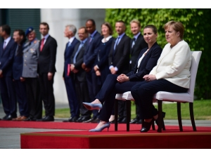Merkel’in Titremesine Sandalyeli Önlem
