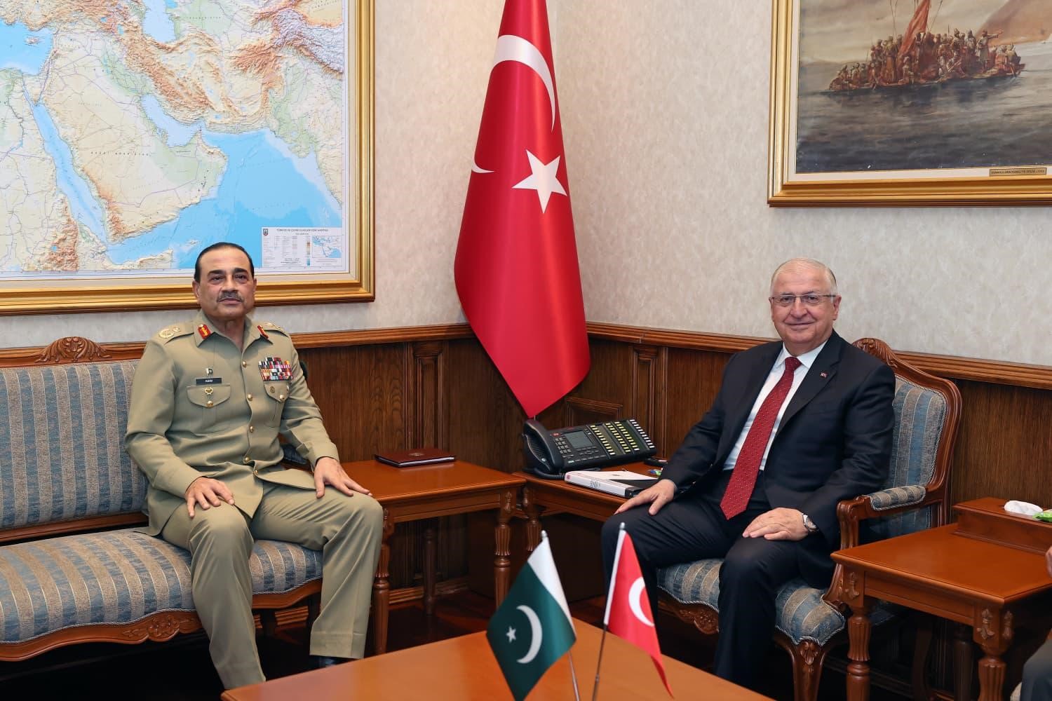 bakan-guler-pakistan-savunma-kuvvetleri-komutani-maresal-munir-i-kabul-etti