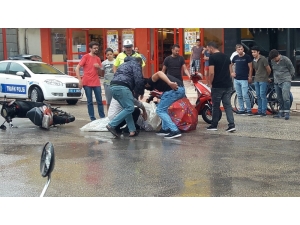 Yaralıyı Yağmurdan Poşetle Ve Şemsiyeyle Korudular