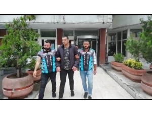 İstanbul’da Motosikletinin Benzin Deposunun Üstüne Oturup Tek Teker Üzerinde Giden Maganda Yakalandı