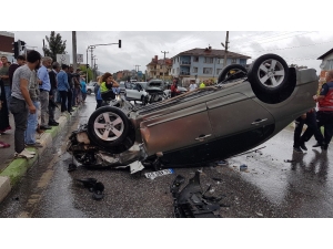 Sakarya’da İki Otomobil Çarpıştı: 2’si Çocuk 7 Yaralı