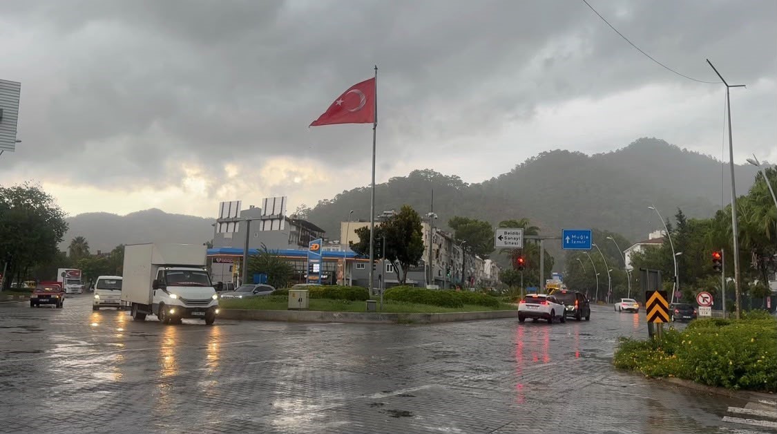 marmaris-te-saganak-yagis-basladi