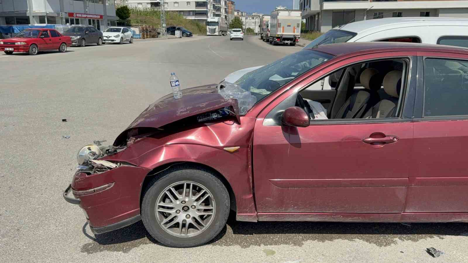 samsun-da-otomobil-ile-hafif-ticari-arac-carpisti-2-yarali