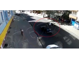 Otomobil Çarptı, Metrelerce Havaya Fırladı