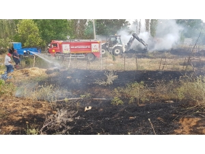 Besihaneye Ait Bahçedeki Saman Balyaları Yandı