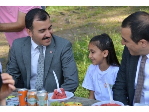 Vali Öksüz, Çocuklarla Fidan Dikti, Piknik Yaptı