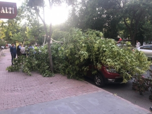 Kayseri’de Kapuzbaşı Şelaleleri’ne Giden Yol Aşırı Yağıştan Kapandı