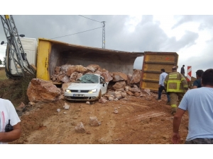 Devrilen Kamyondan Dökülen Kayaların Altında Kalan Sürücü Öldü