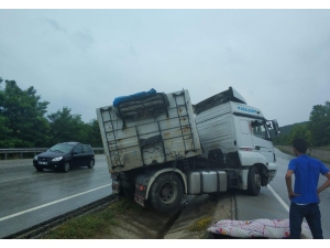 Yaralı Sürücüyü Yağmurdan Yorganla Korudular
