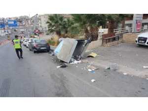 Direksiyon Hakimiyetini Kaybeden Sürücü, Önüne Gelen Herşeye Çarptı