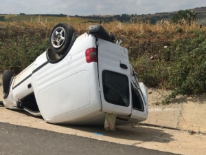 Hafif Ticari Araçlar Çarpıştı: 2 Yaralı