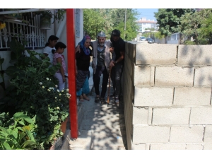 ‘Tapulu Malım’ Dedi, Sokağa Duvar Ördü