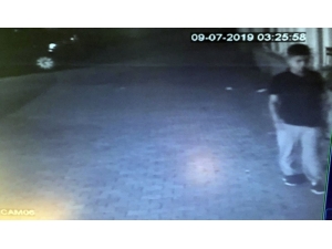 Ümraniye’de Hırsızın Site Bahçesinden Motosiklet Çaldığı Anlar Kamerada