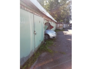 Rus Sürücü Yanlışlıkla Komşusunun Garajına Daldı