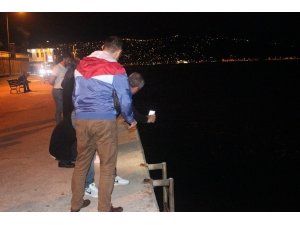 Tarabya Sahilinde Denize Girdikten Sonra Kaybolan Yakınlarını Arıyorlar