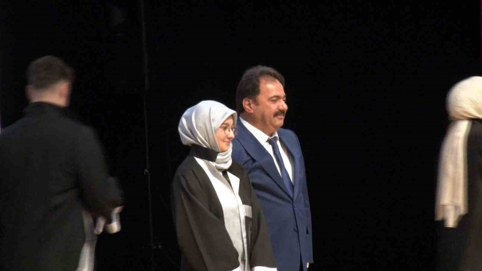 bursa-il-emniyet-muduru-gokce-kizina-diplomasini-elleriyle-verdi